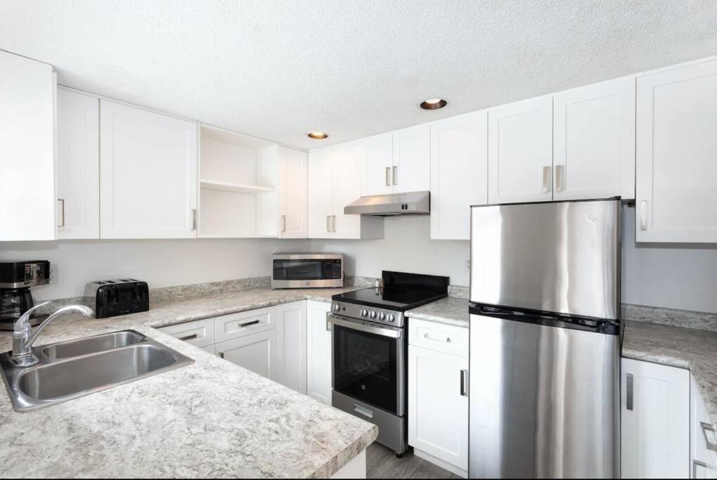 In/out 2 Bedroom W/ Pool, Jacuzzi, Parking Whistler