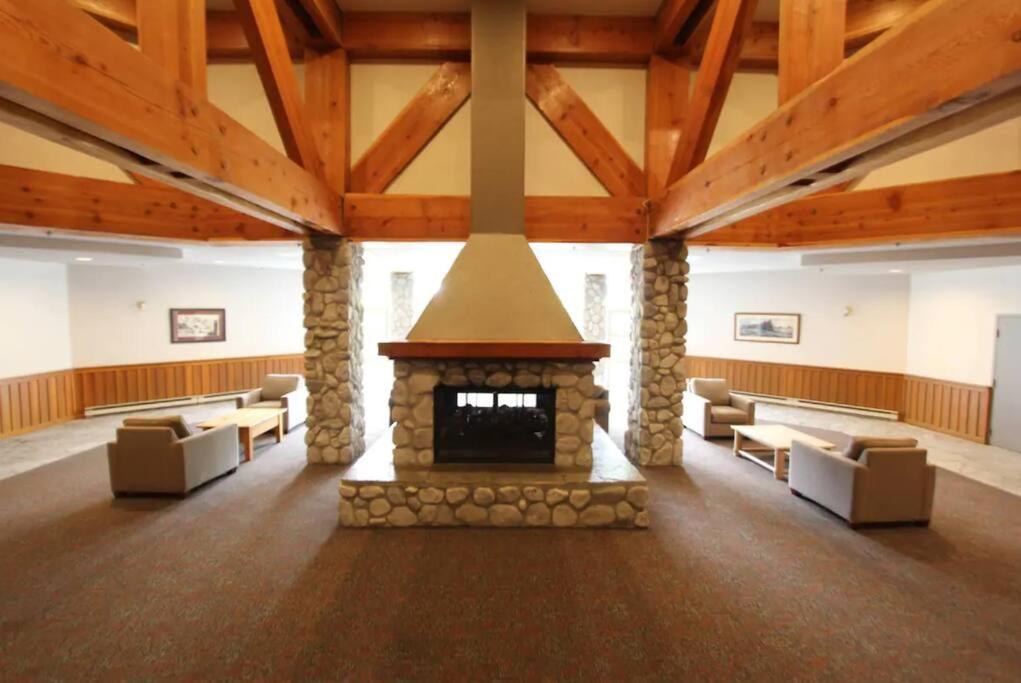 Apartment In/out 2 Bedroom W/ Pool, Jacuzzi, Parking Whistler