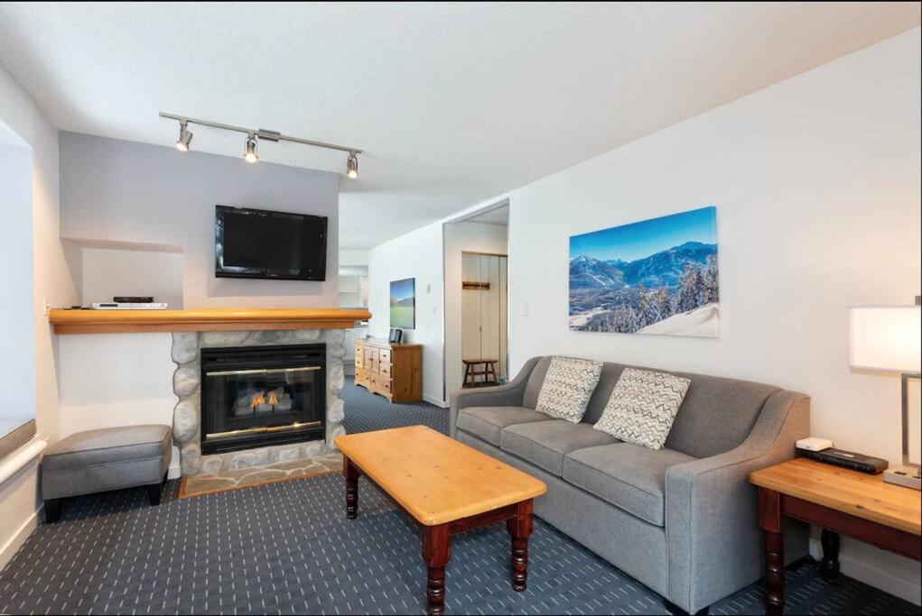 In/out 2 Bedroom W/ Pool, Jacuzzi, Parking * Whistler