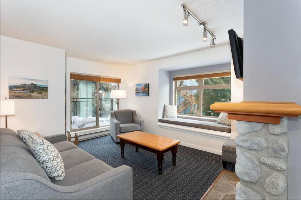 In/out 2 Bedroom W/ Pool, Jacuzzi, Parking Apartment *
