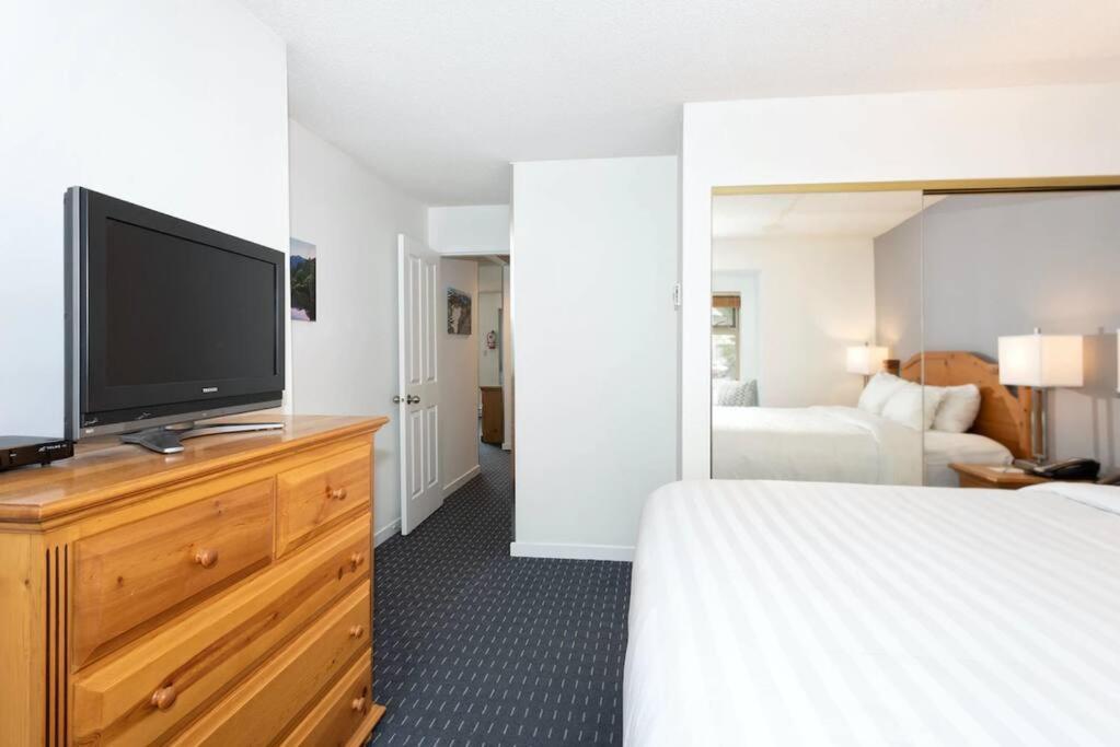 In/out 2 Bedroom W/ Pool, Jacuzzi, Parking Apartment Whistler