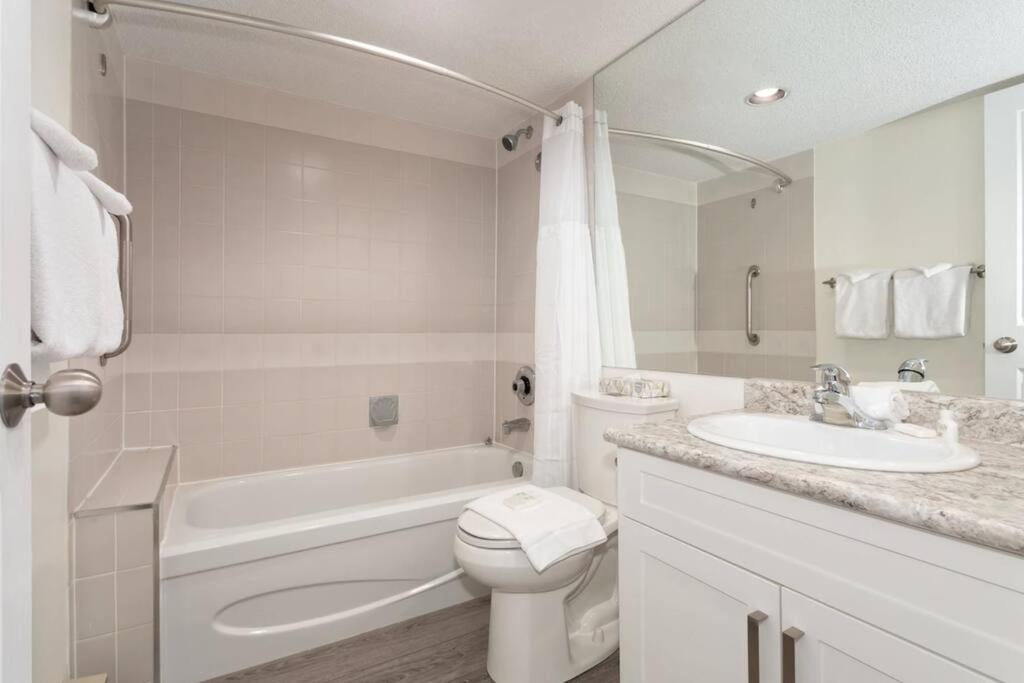 Apartment In/out 2 Bedroom W/ Pool, Jacuzzi, Parking Whistler