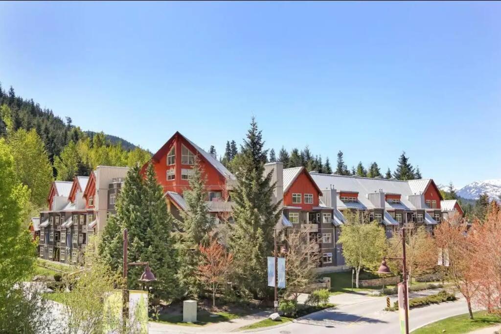 In/out 2 Bedroom W/ Pool, Jacuzzi, Parking * Whistler