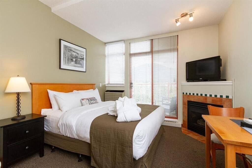Apartment Couples' In Village Whistler