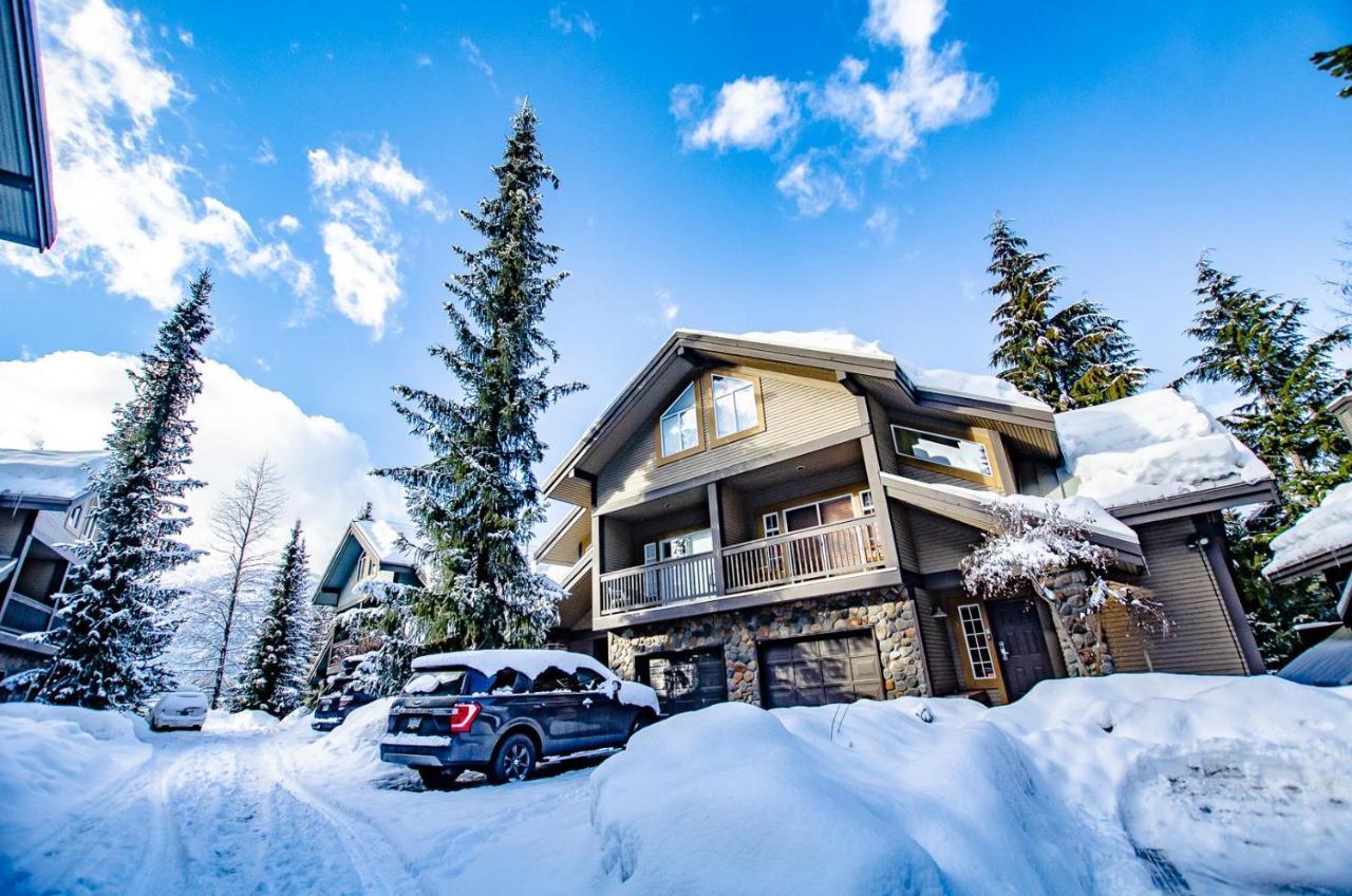 Holiday home Snowy Creek 04 - In Out, Private Hot Tub, Short Walk To Village Whistler