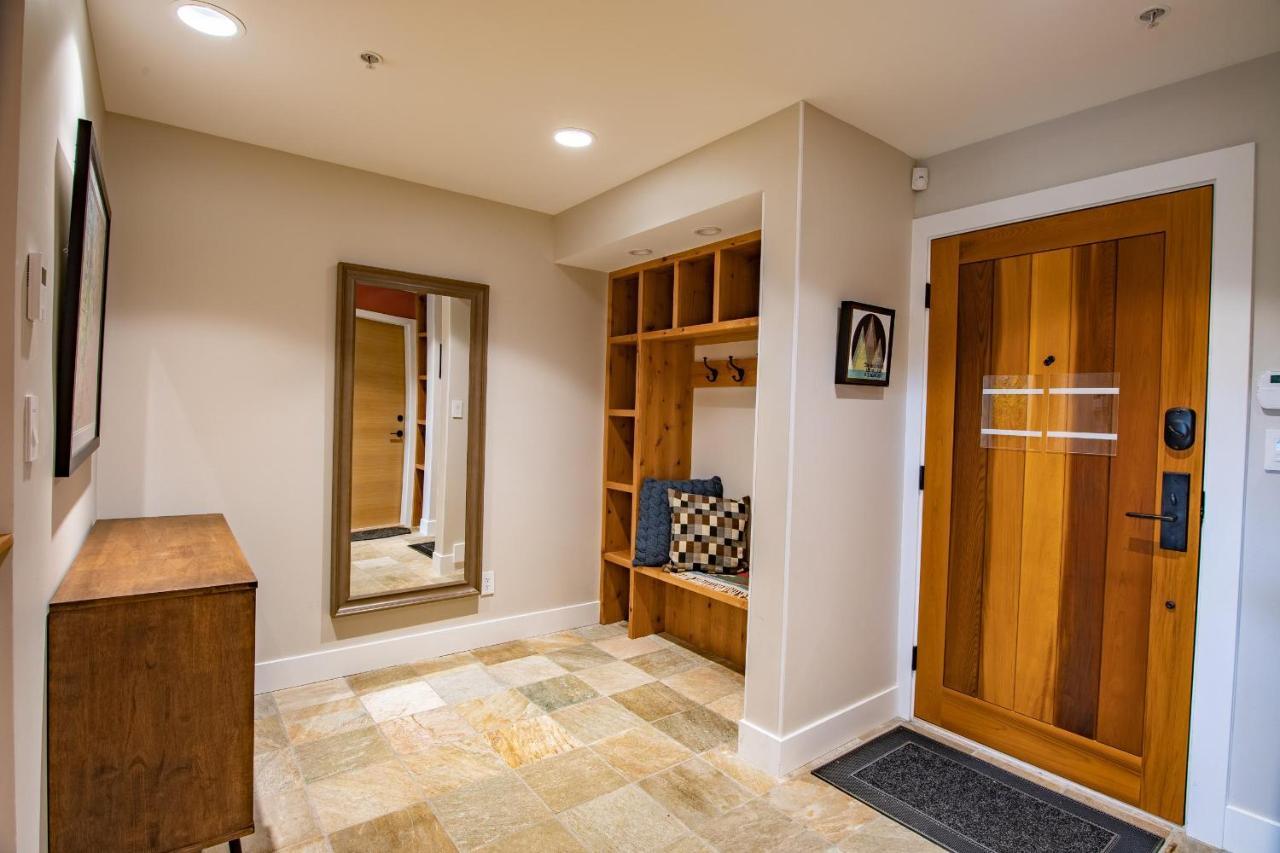 Pinnacle Ridge 36 - In Out, Newly Renovated, Private Hot Tub, Wood Fireplace * Whistler