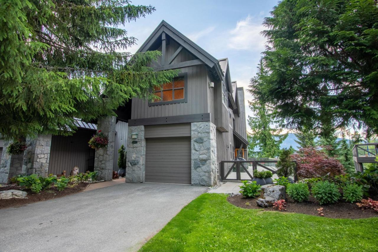 Pinnacle Ridge 34 - In Out, Private Hot Tub, Recently Renovated, Gas Fireplace * Whistler