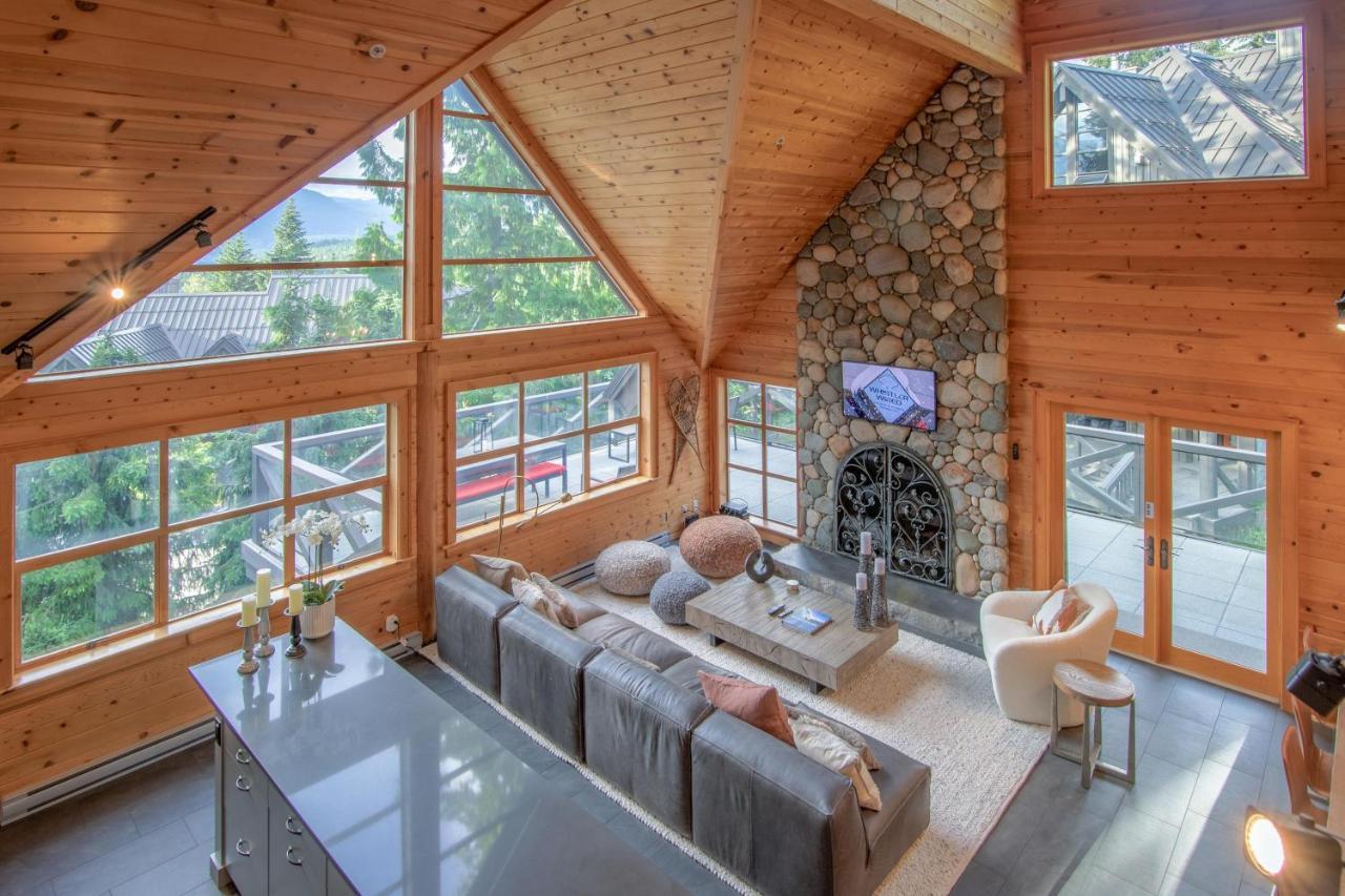 Pinnacle Ridge 34 - In Out, Private Hot Tub, Recently Renovated, Gas Fireplace Holiday home Whistler