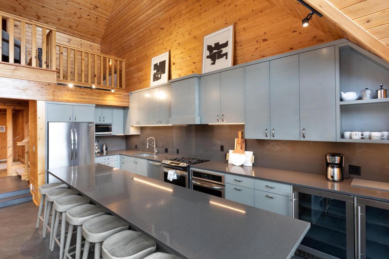 Pinnacle Ridge 34 - In Out, Private Hot Tub, Recently Renovated, Gas Fireplace * Whistler