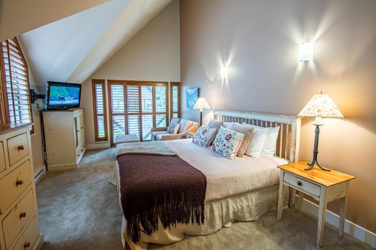 Pinnacle Ridge 36 - In Out, Newly Renovated, Private Hot Tub, Wood Fireplace Whistler