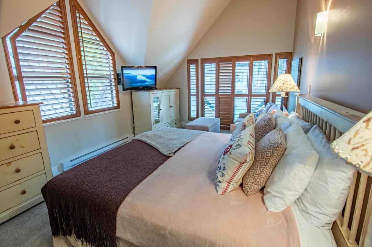 Pinnacle Ridge 36 - In Out, Newly Renovated, Private Hot Tub, Wood Fireplace Whistler