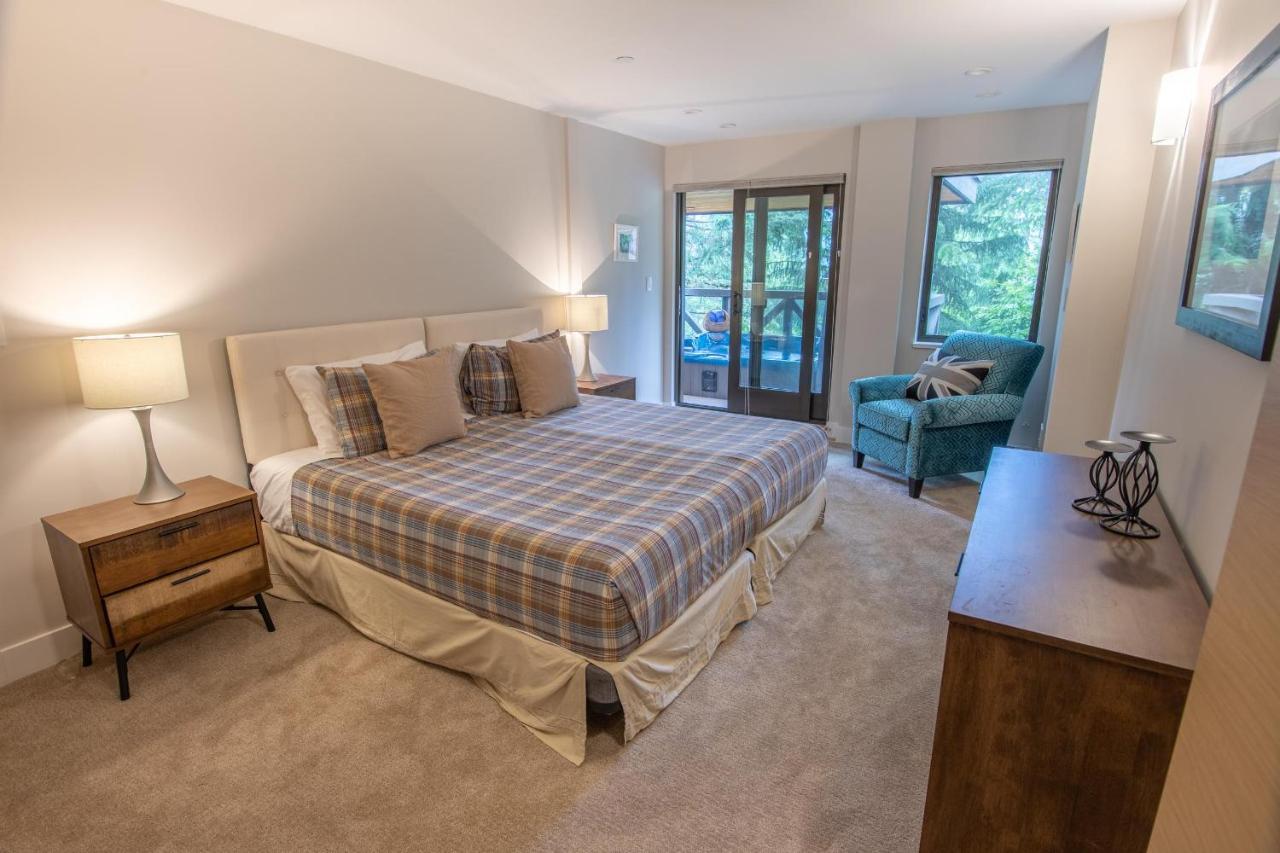 Pinnacle Ridge 36 - In Out, Newly Renovated, Private Hot Tub, Wood Fireplace Holiday home Whistler