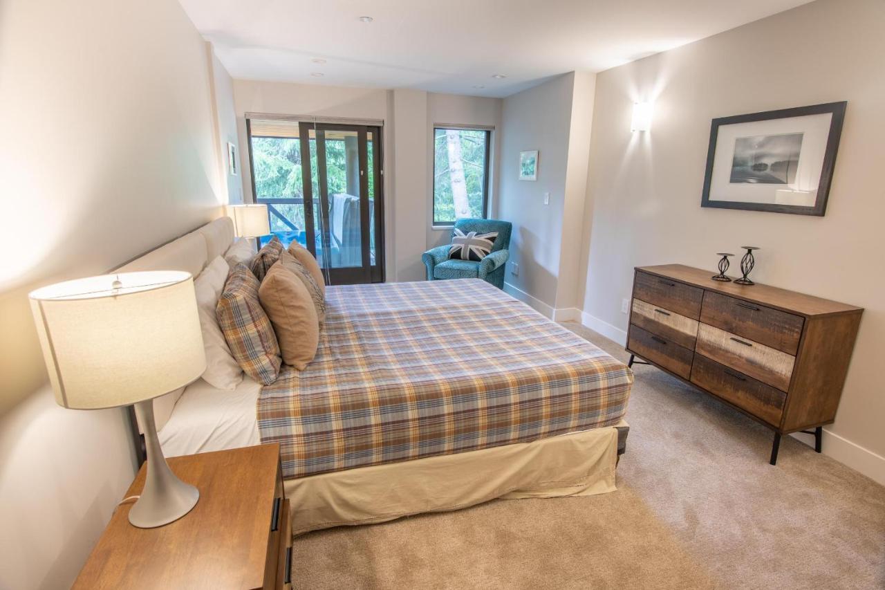 Pinnacle Ridge 36 - In Out, Newly Renovated, Private Hot Tub, Wood Fireplace Whistler