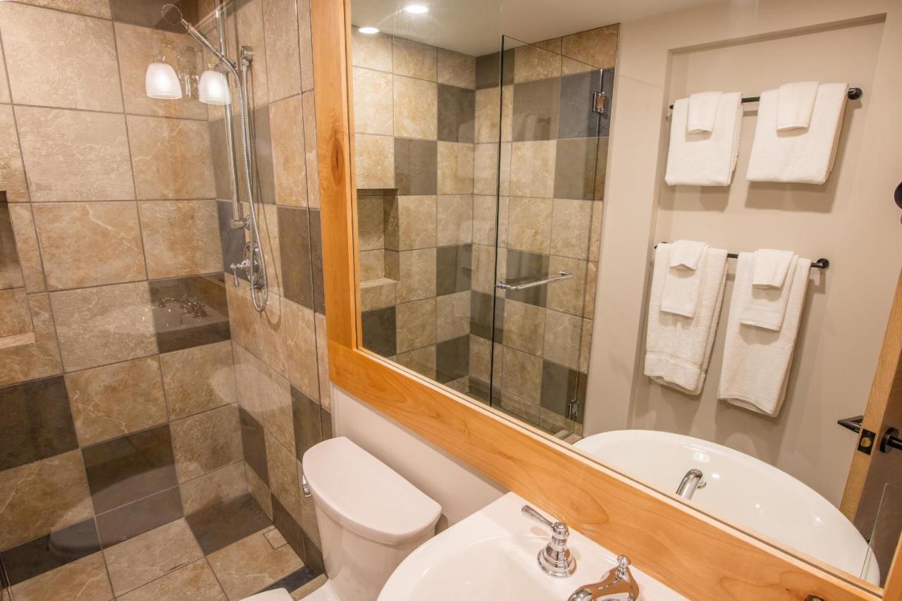 Pinnacle Ridge 36 - In Out, Newly Renovated, Private Hot Tub, Wood Fireplace Holiday home Whistler