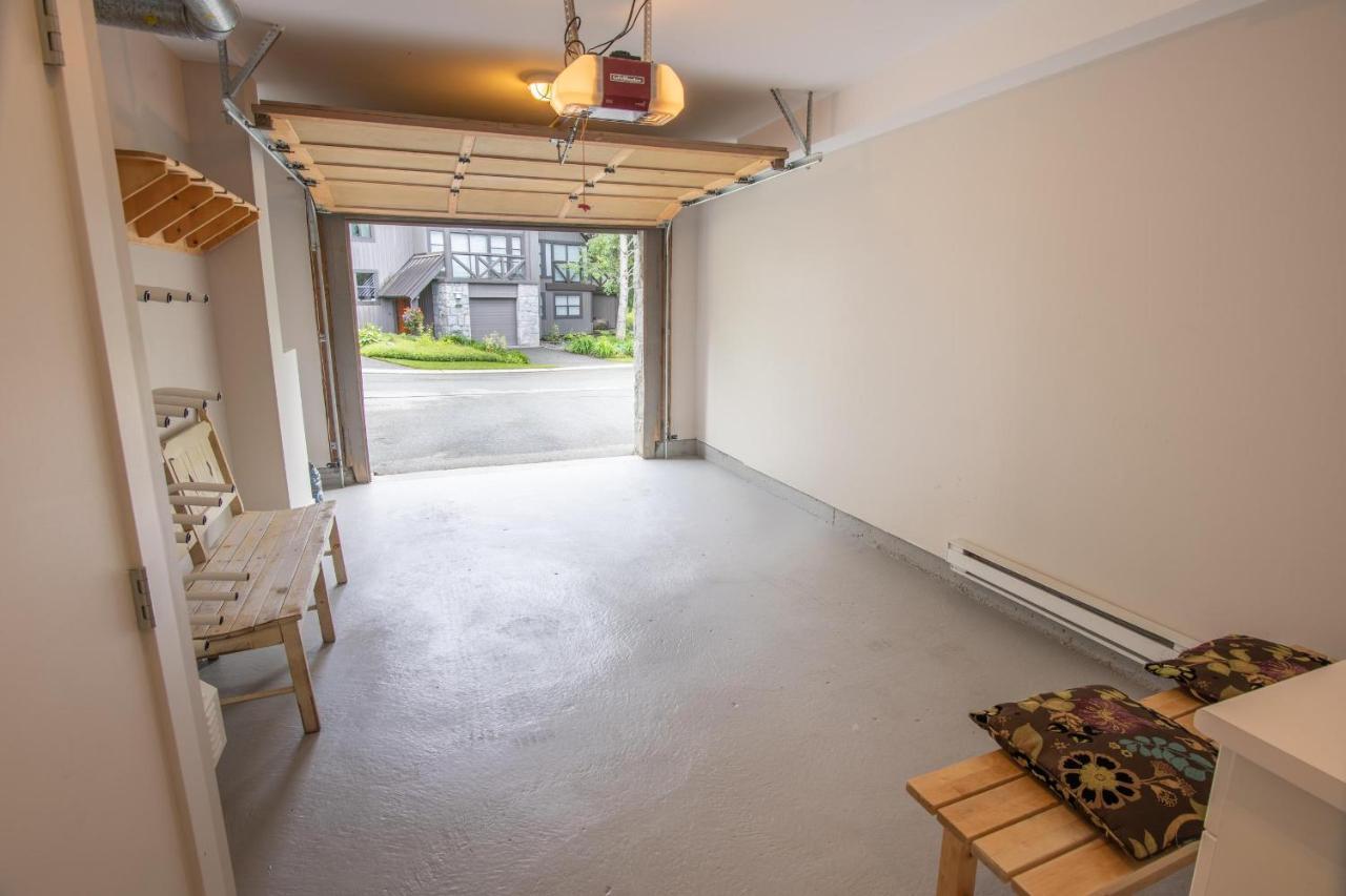 Pinnacle Ridge 36 - In Out, Newly Renovated, Private Hot Tub, Wood Fireplace Holiday home Whistler