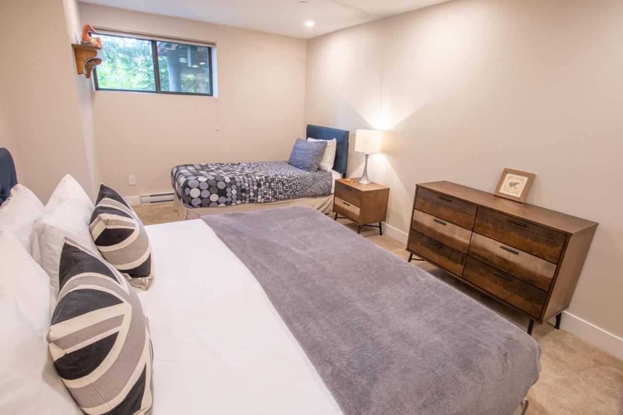 Pinnacle Ridge 36 - In Out, Newly Renovated, Private Hot Tub, Wood Fireplace Whistler