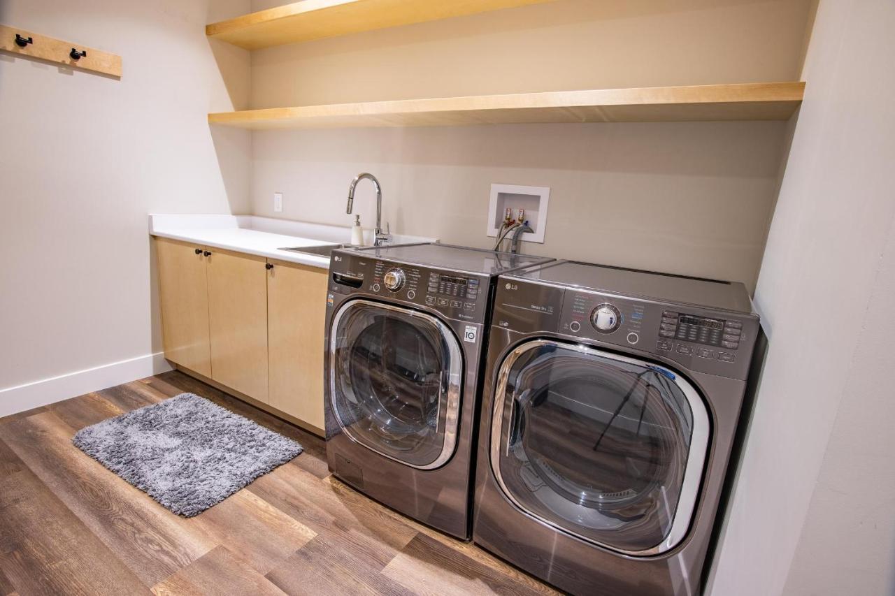 Pinnacle Ridge 36 - In Out, Newly Renovated, Private Hot Tub, Wood Fireplace Whistler