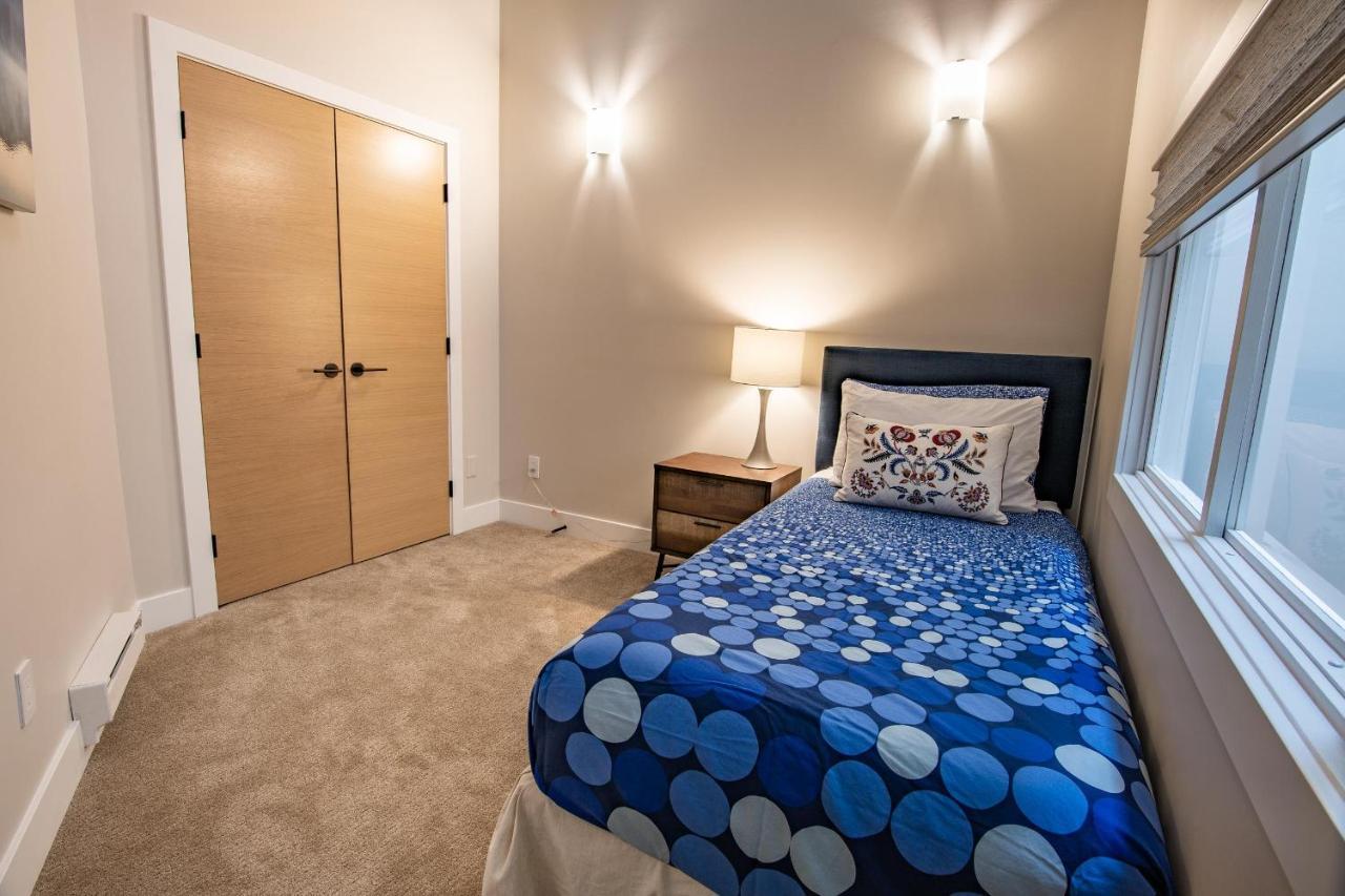 Pinnacle Ridge 36 - In Out, Newly Renovated, Private Hot Tub, Wood Fireplace Holiday home Whistler