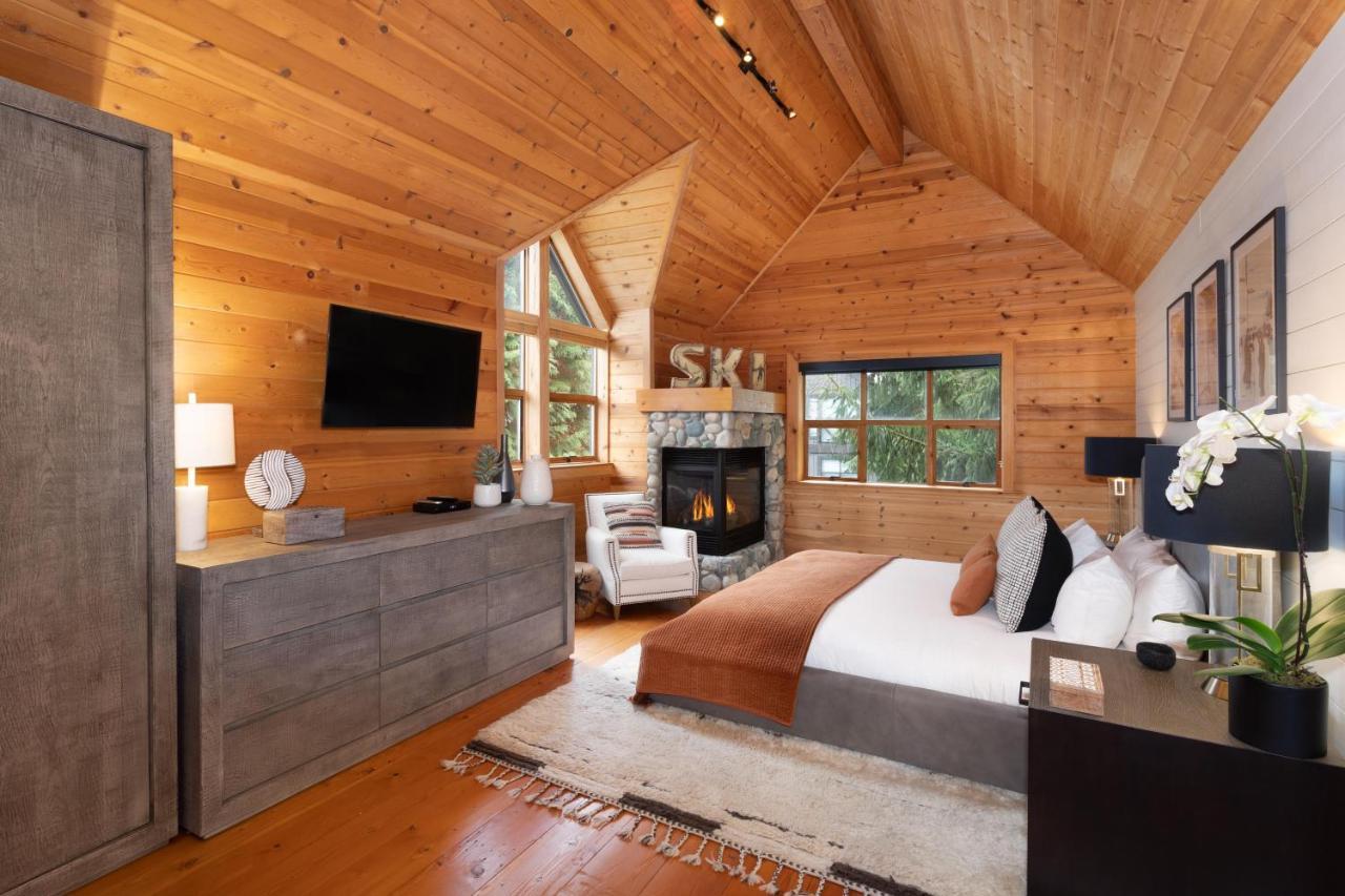 Pinnacle Ridge 34 - In Out, Private Hot Tub, Recently Renovated, Gas Fireplace Holiday home Whistler