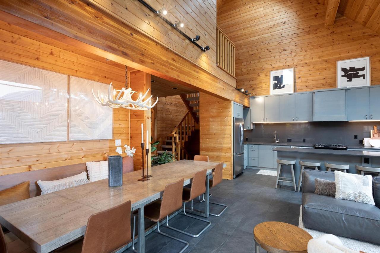 Pinnacle Ridge 34 - In Out, Private Hot Tub, Recently Renovated, Gas Fireplace Holiday home Whistler