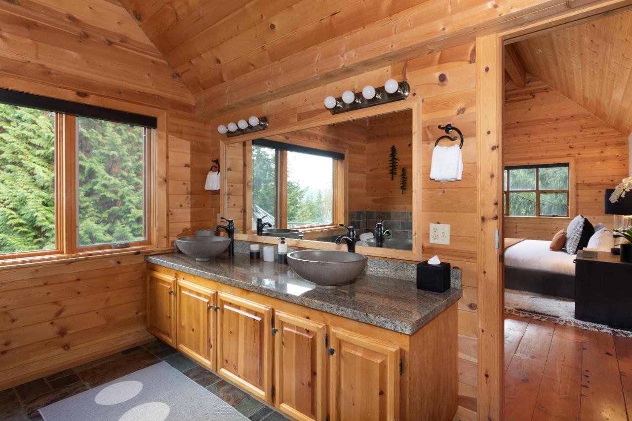 Pinnacle Ridge 34 - In Out, Private Hot Tub, Recently Renovated, Gas Fireplace * Whistler