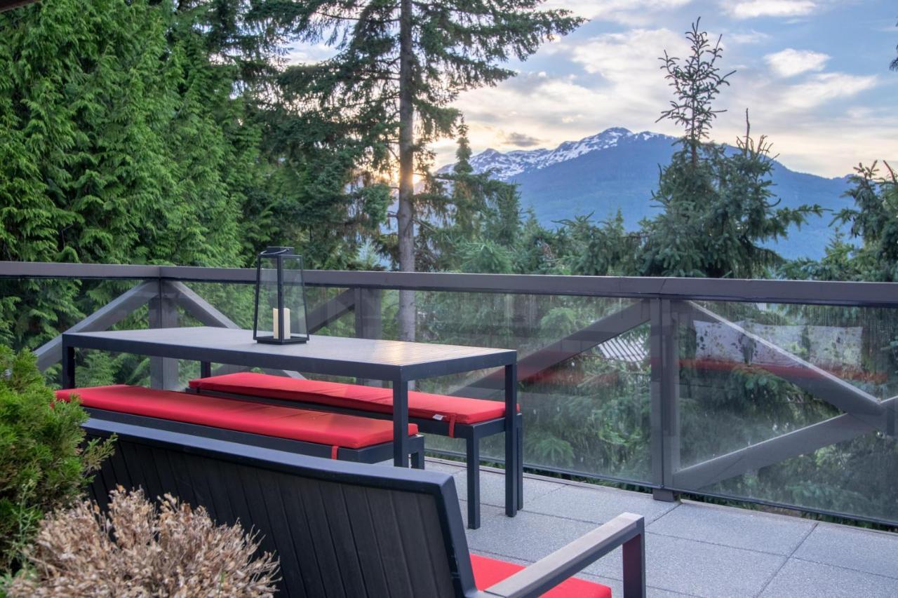 Pinnacle Ridge 34 - In Out, Private Hot Tub, Recently Renovated, Gas Fireplace Whistler