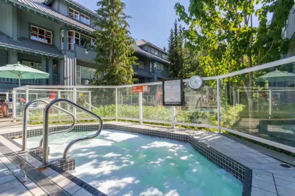 Stunning 2br W Pool, Hot Tub Walk To Everything!