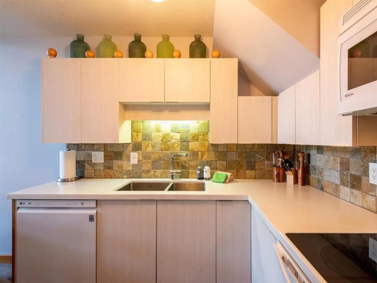 Aparthotel Stunning 2br W Pool, Hot Tub Walk To Everything! Whistler