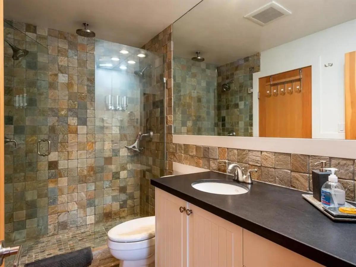 Stunning 2br W Pool, Hot Tub Walk To Everything! *