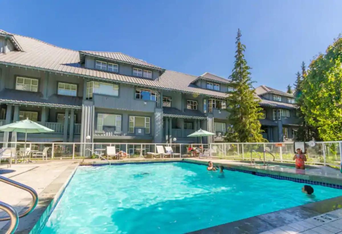 Stunning 2br W Pool, Hot Tub Walk To Everything! Aparthotel Whistler