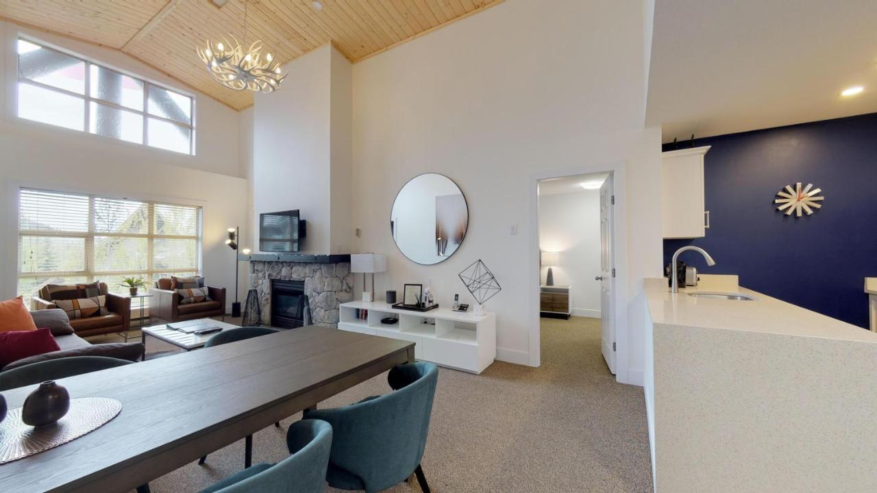 Aspens 466 | Family-friendly Ski-in Ski-out, Three Hot Tubs, Heated Pool Holiday home Whistler