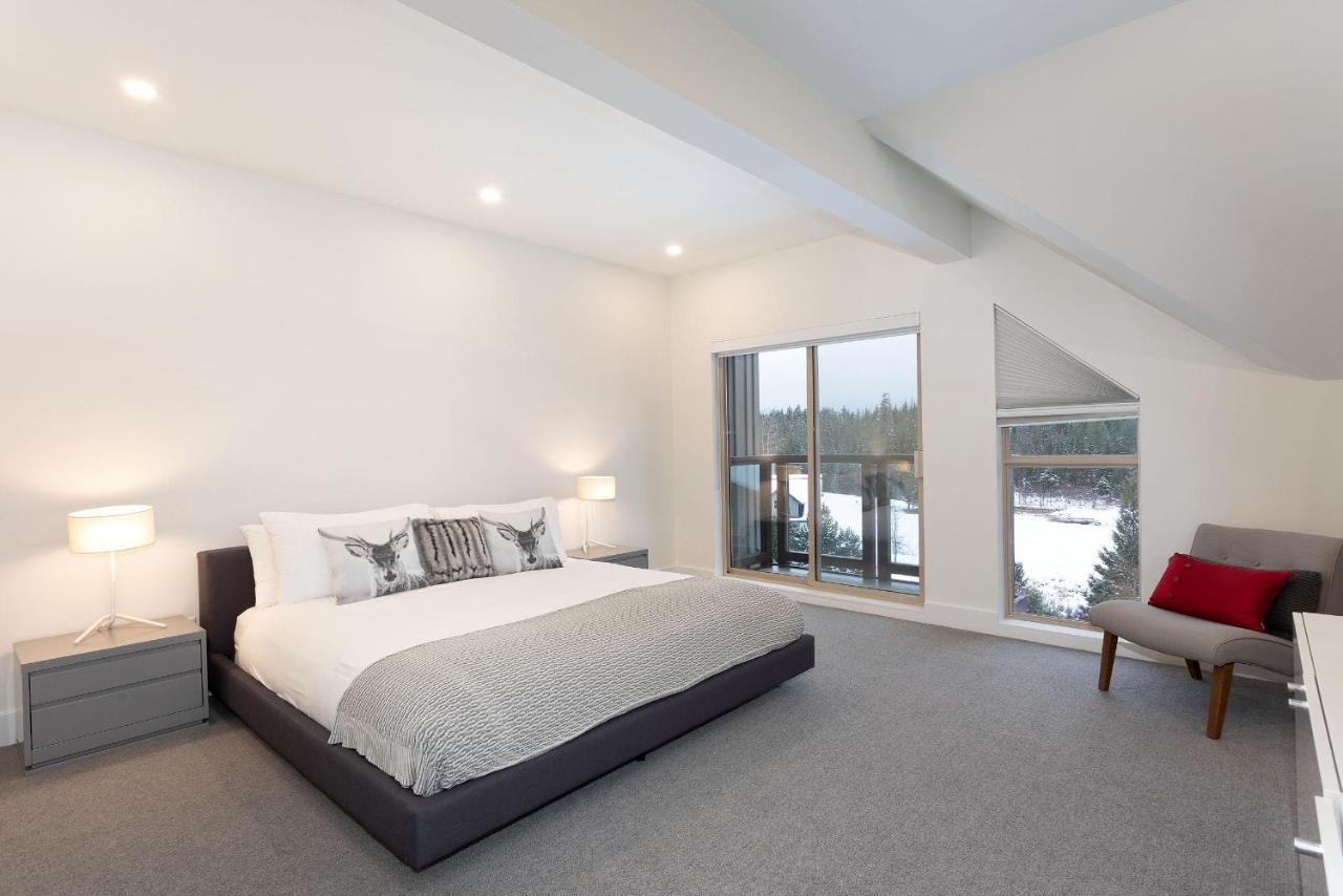 Blackcomb Greens 20 | Stylish Townhome With Parking, Shared Hot Tub, Village Shuttle, Views Holiday home
