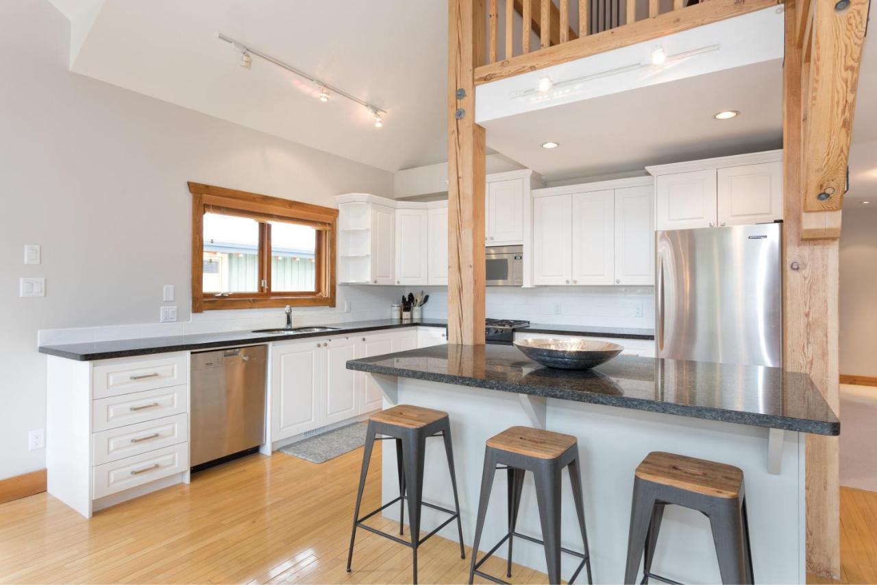 Meadow | Large Family-friendly Chalet, Mountain Views, Fireplace, Hot Tub Holiday home *