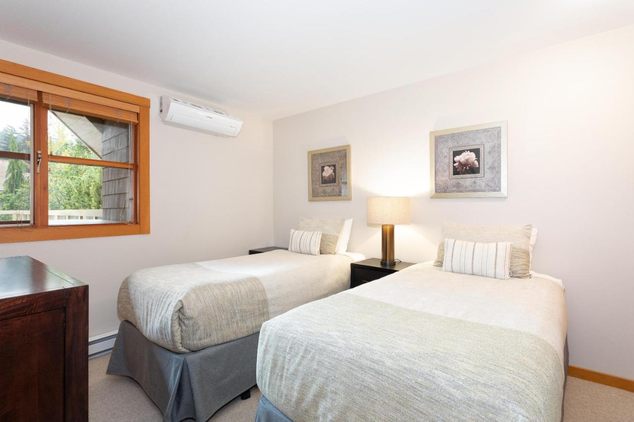 Goldenwood 8337 | Townhome W/ Panoramic Fairway View, Top-deck Hot Tub, 2 Car Garage Holiday home *