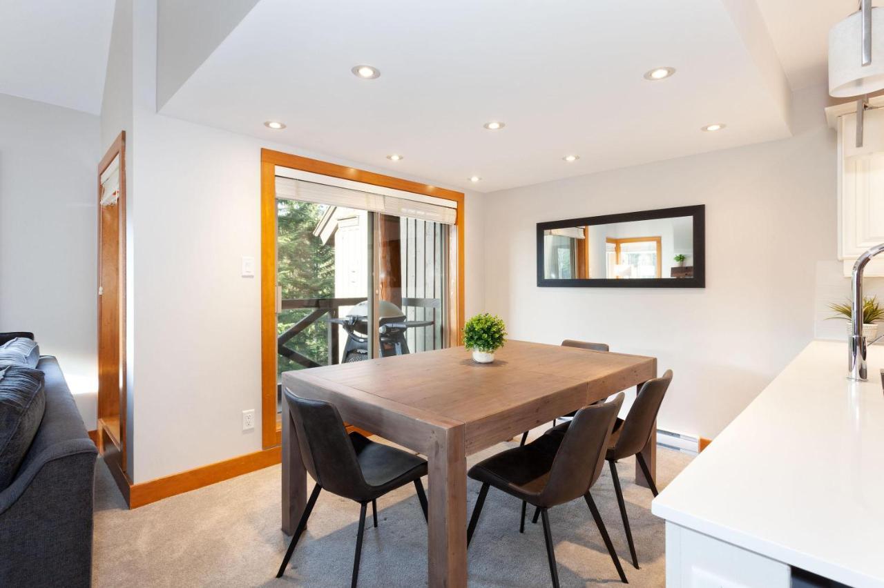 Painted Cliff 25 | Family-sized Ski-in, Ski-out Townhome W/ Shared Hot Tub & Log Fire Holiday home *