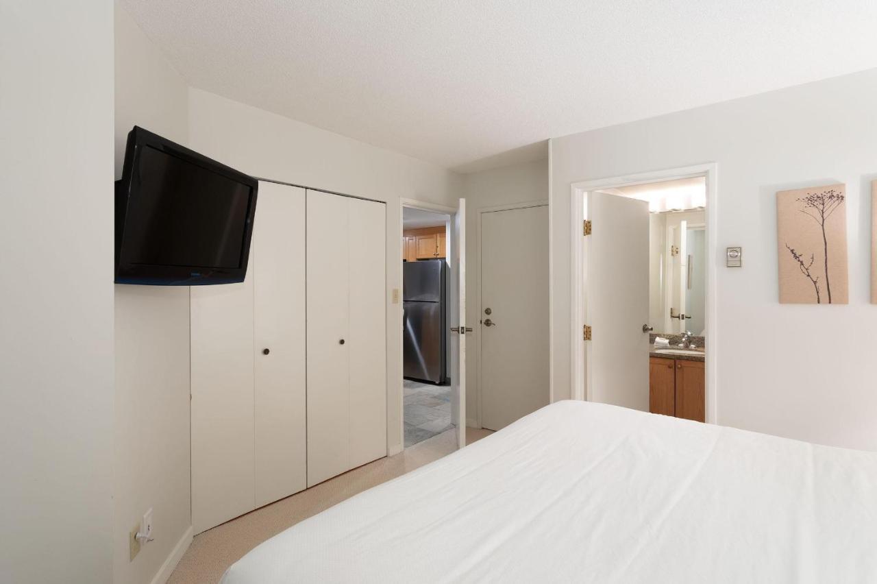 Woodrun 216 | Renovated Ski-in Ski-out W/ Free Parking, Pool, Hot Tub, & Gym Holiday home Whistler