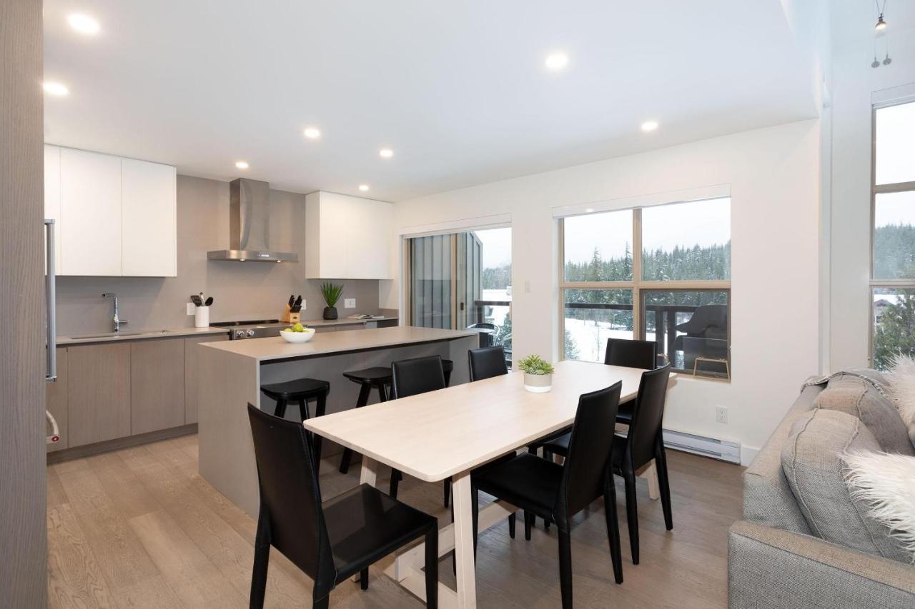 Blackcomb Greens 20 | Stylish Townhome With Parking, Shared Hot Tub, Village Shuttle, Views *