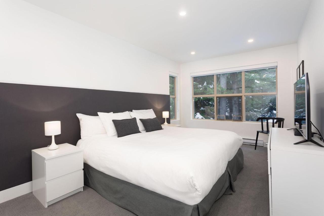 Holiday home Blackcomb Greens 20 | Stylish Townhome With Parking, Shared Hot Tub, Village Shuttle, Views