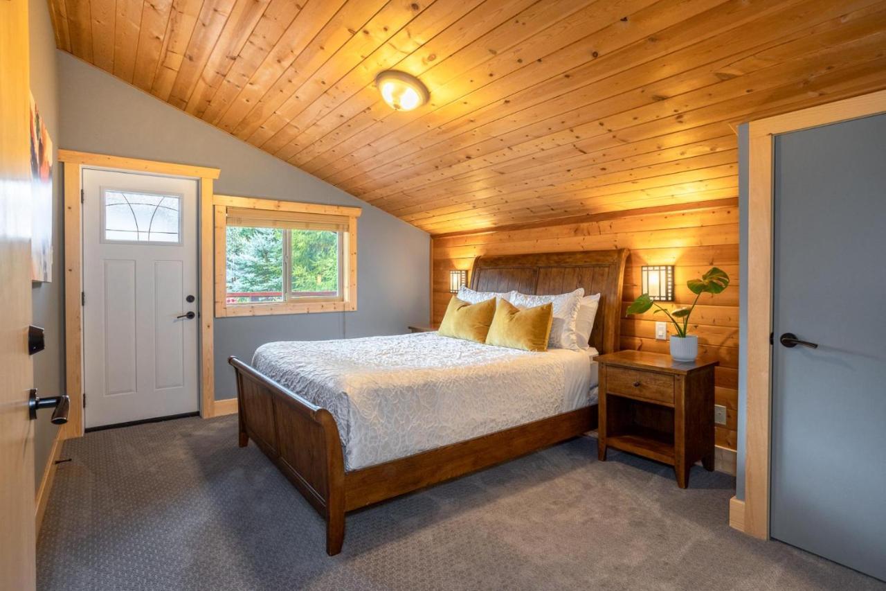 | Large Family Chalet, Media Room, Sauna, Hot Tub Holiday home *