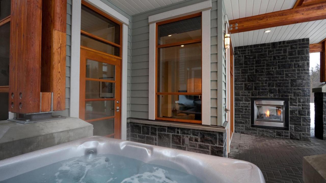 Fitzsimmons Walk 24 | Luxurious Townhome With Mountain Views, Hot Tub & Garage Holiday home *