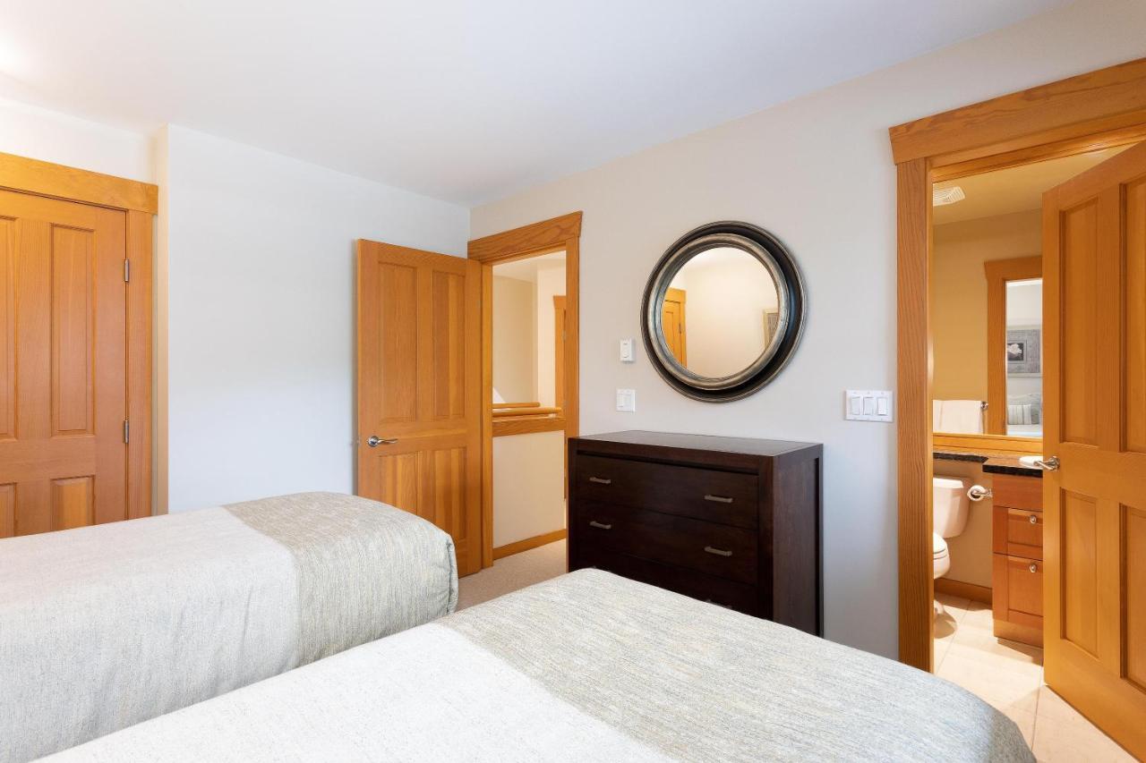 Goldenwood 8337 | Townhome W/ Panoramic Fairway View, Top-deck Hot Tub, 2 Car Garage Holiday home Whistler
