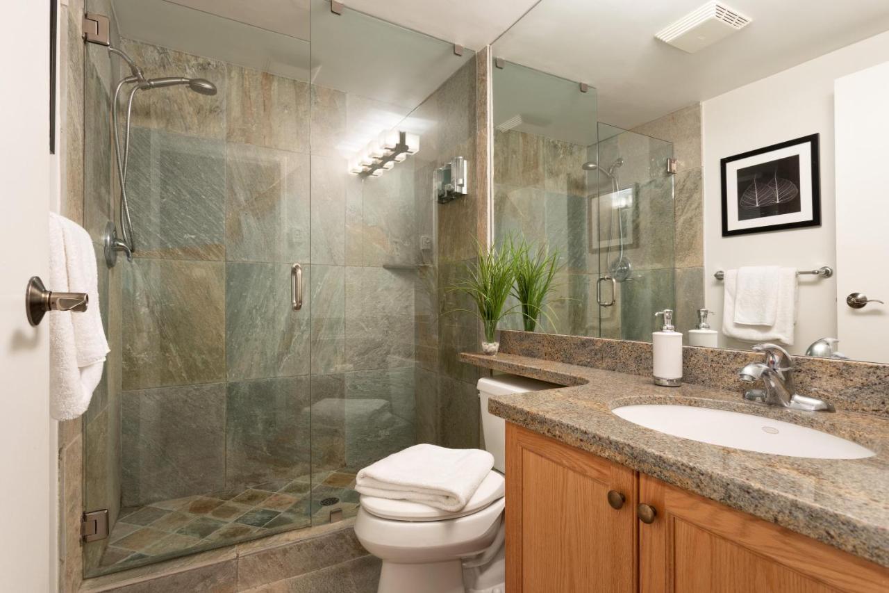 Woodrun 216 | Renovated Ski-in Ski-out W/ Free Parking, Pool, Hot Tub, & Gym Holiday home *