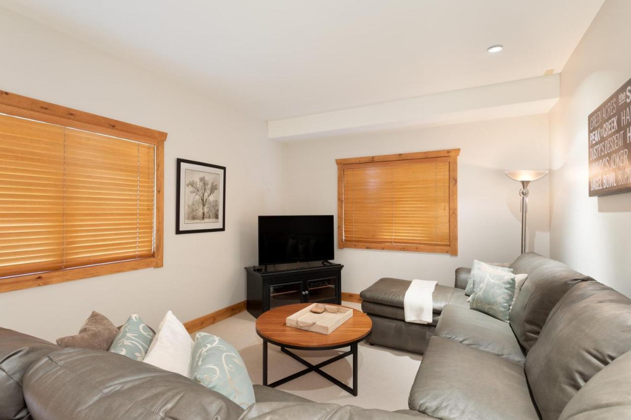 Meadow | Large Family-friendly Chalet, Mountain Views, Fireplace, Hot Tub Holiday home