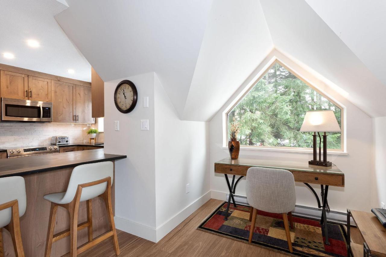 Gleneagle 1 | Townhome, 700m To Skiing, Near Free Village Shuttle, Fireplace, Secure Parking Holiday home