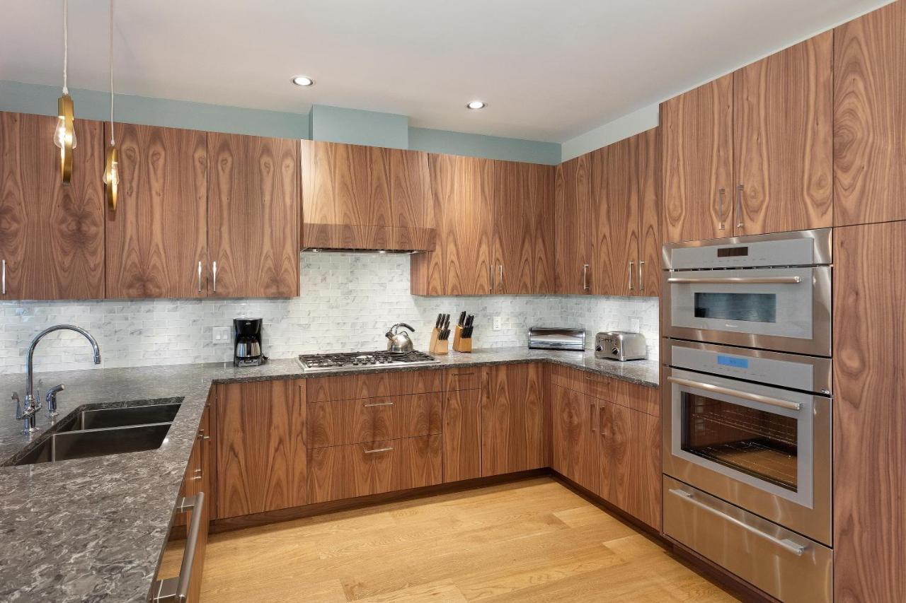 Goldenwood 8337 | Townhome W/ Panoramic Fairway View, Top-deck Hot Tub, 2 Car Garage Holiday home Whistler