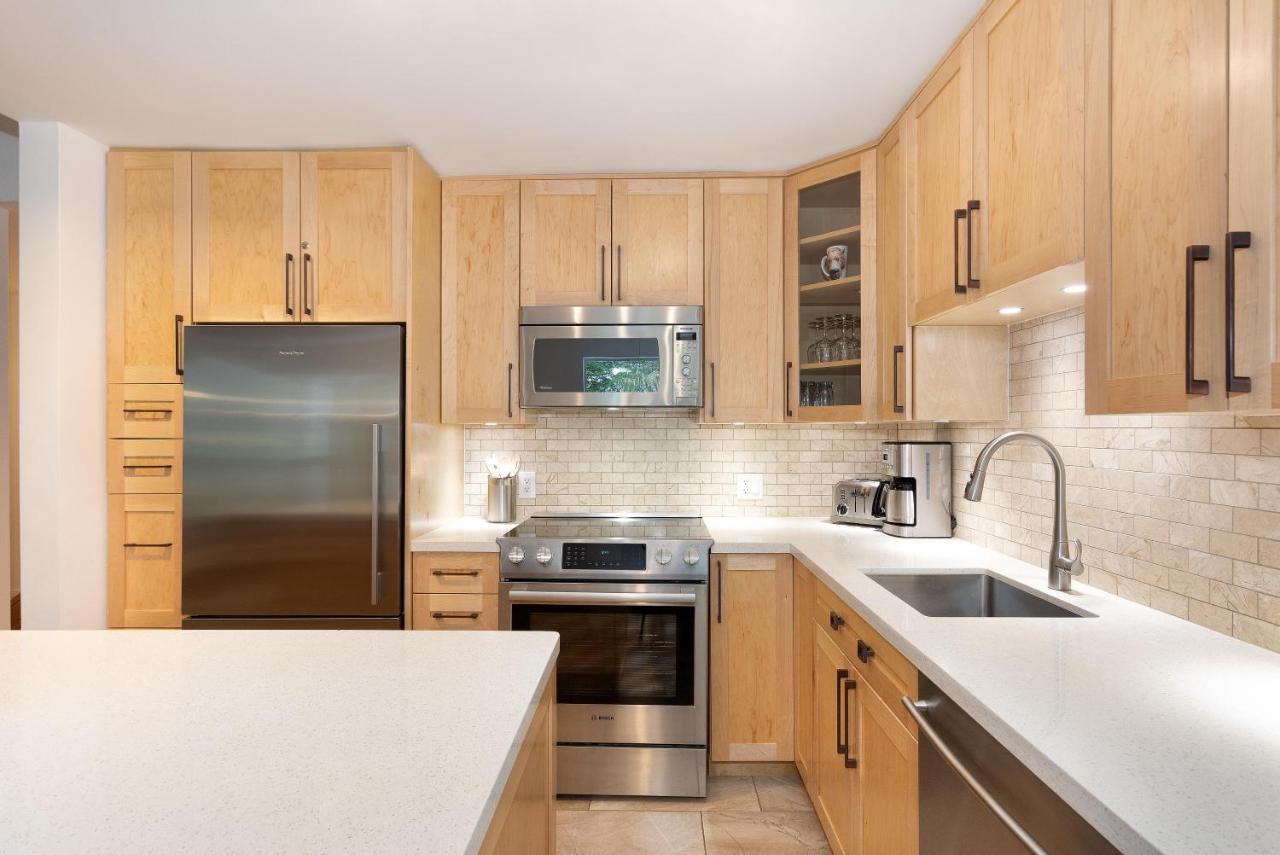 Holiday home Snowbird 304 | Newly Renovated Townhome Perfect For Families! Hot Tub & Underground Parking *