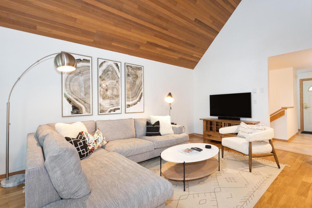 Holiday home Snowbird 304 | Newly Renovated Townhome Perfect For Families! Hot Tub & Underground Parking Whistler