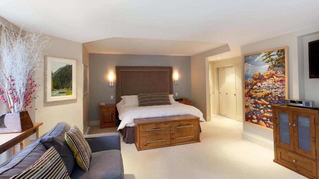 Woodrun 108 | Ski-in Ski-out W/ Pool, Hot Tub, Parking, & Patio Near Upper Village Holiday home Whistler