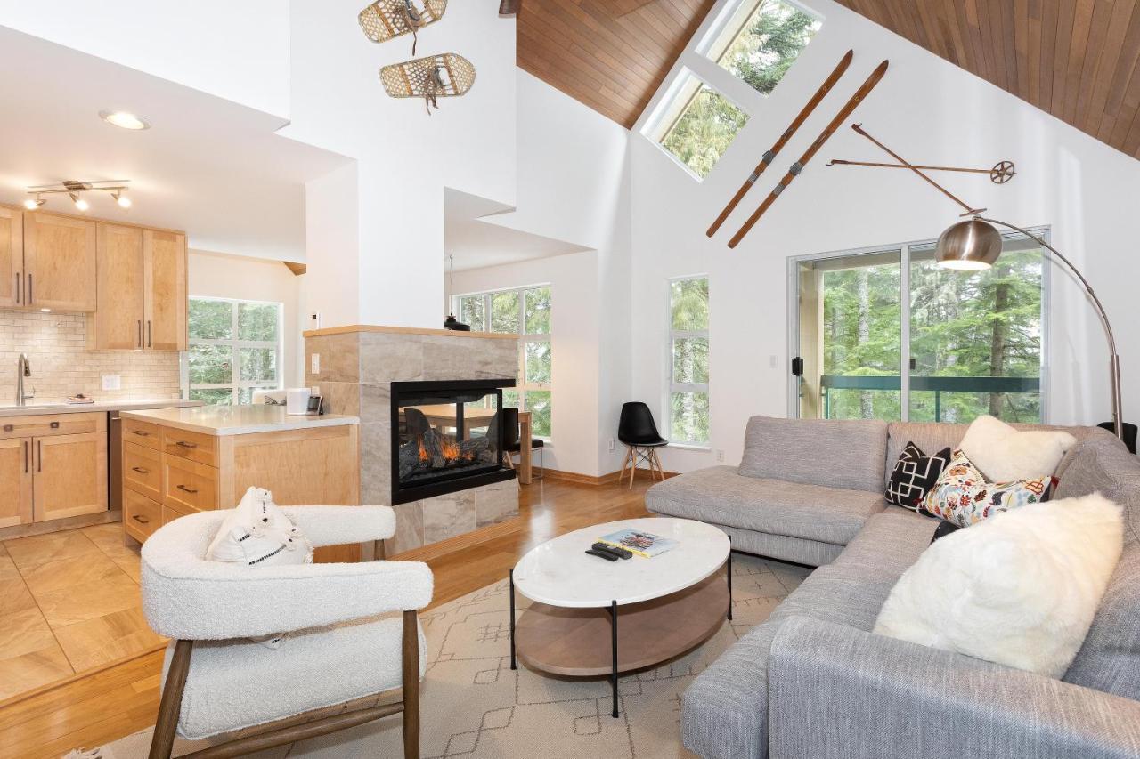 Snowbird 304 | Newly Renovated Townhome Perfect For Families! Hot Tub & Underground Parking Holiday home *