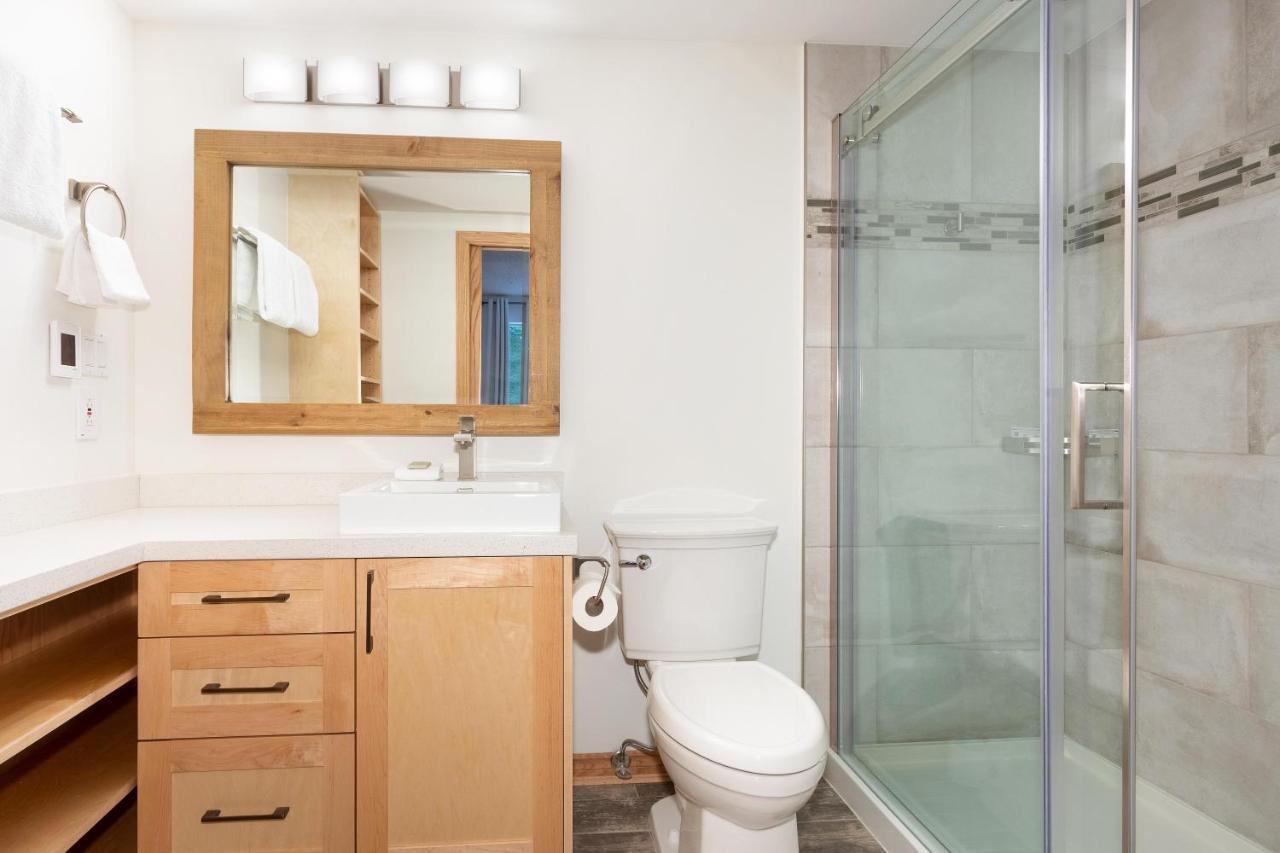 Snowbird 304 | Newly Renovated Townhome Perfect For Families! Hot Tub & Underground Parking Holiday home Whistler
